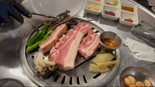중문 흑돼지 맛집 모메든 식당 - 구이용 야채 올리는 영상