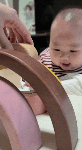 수유량과 간식을 공유합니다. 6개월 동안 아기의 발달과 장난감, 20