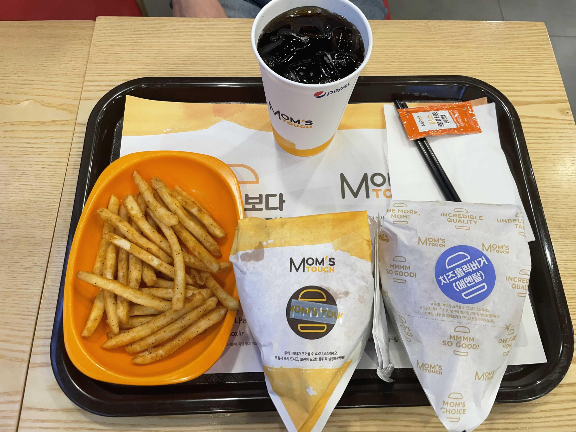  [맘스터치 치즈홀릭버거(에멘탈)] 푸~짐하다