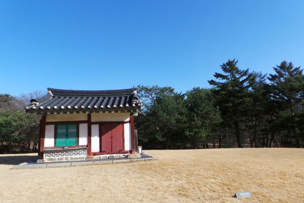 작은 수복방&#44; 우측 사진은 문앞에 놓인 수복방 설명문&#44;
