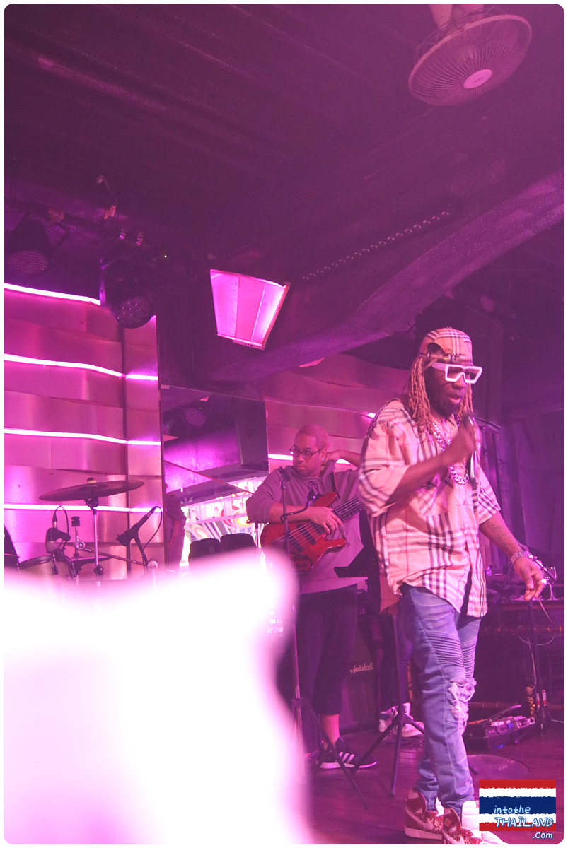 태국에서 유명하다는 흑인가수...태국 파타야 워킹스트리트 캔디바(Candy bar, Candy shop) 1