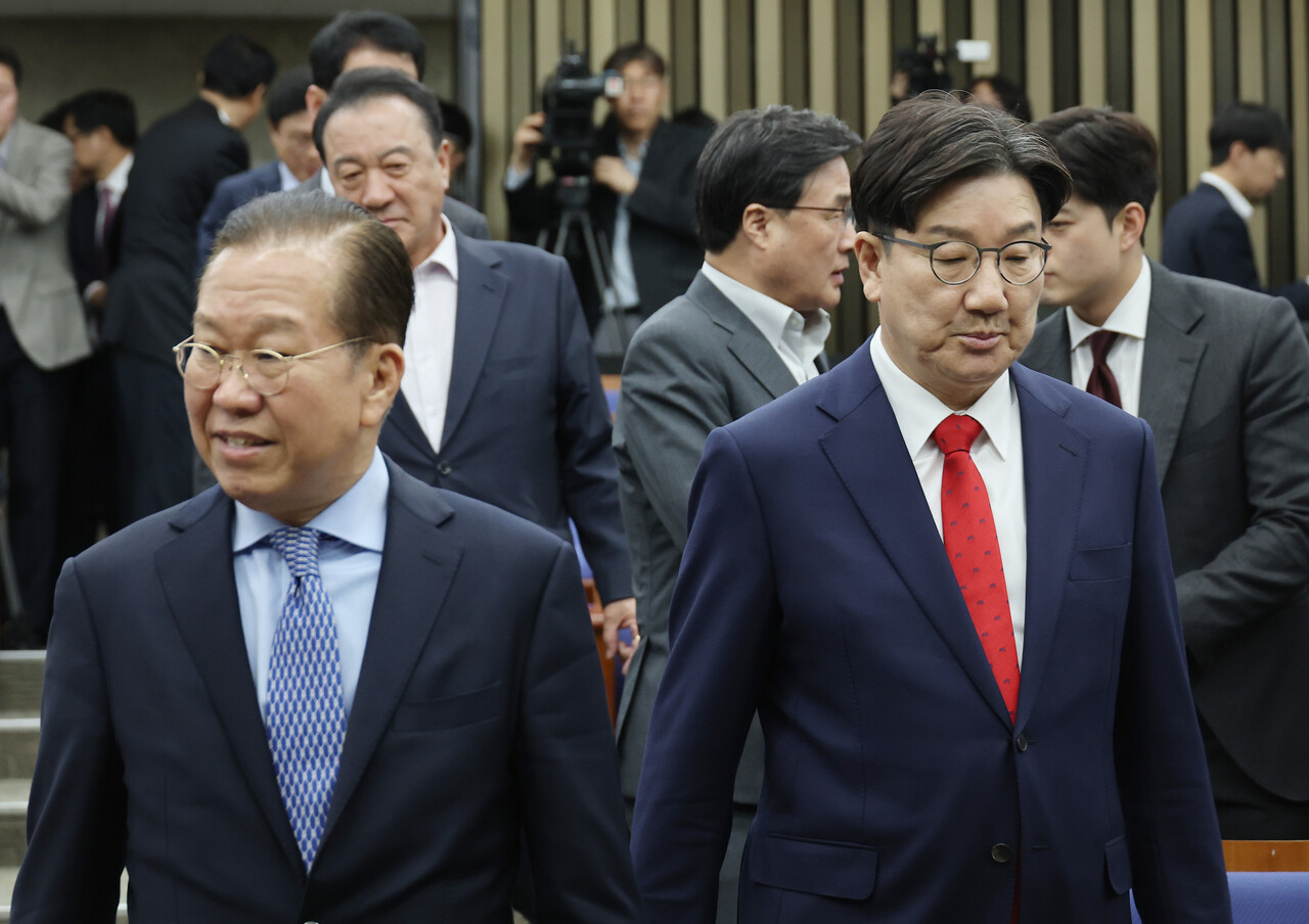 '김문수→한덕수' 국민의힘 사상 초유의 대선 후보 교체, 윤석열은 비상계엄으로 내란, '친윤'은 후보 교체로 '심야 정치 쿠데타' - 밤 사이 대선 후보 교체 들어간 국민의힘, 사상 초유의 대선 후보 교체 '김문수→한덕수' 국민의힘 사상 초유의 대선 후보 교체, 윤석열은 비상계엄으로 내란, '친윤'은 후보 교체로 '심야 정치 쿠데타' - 밤 사이 대선 후보 교체 들어간 국민의힘, 사상 초유의 대선 후보 교체