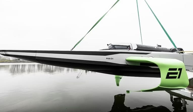 세계 최초 전기 포일링 경주 보트 주행 성공 VIDEO: Electric raceboat that skims over water takes flight for first time