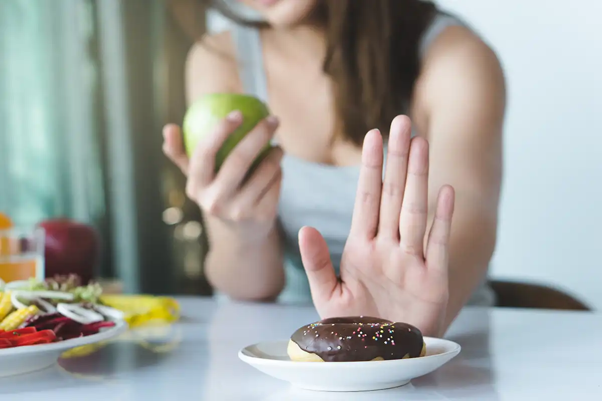 사과-도넛-샐러드-도넛먹지않는여자-이미지