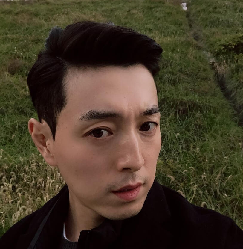 야외에있는-남성의모습