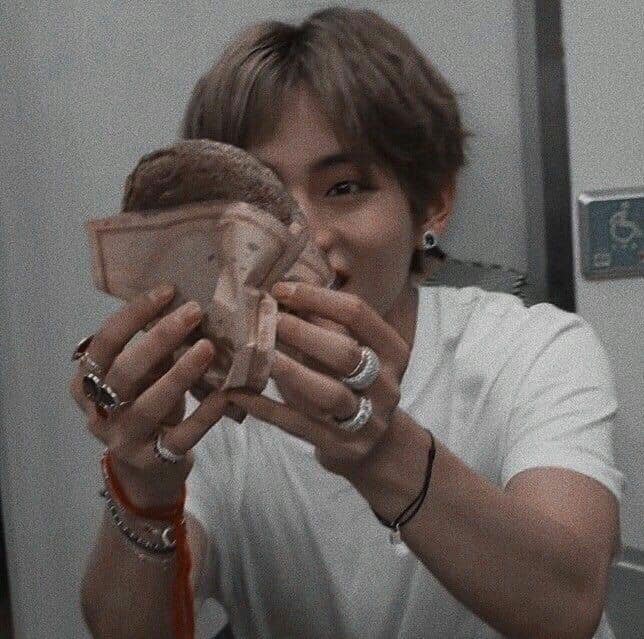  먹을거 좋아하는 김곰돌과 무대천재 김태형의 갭차이란