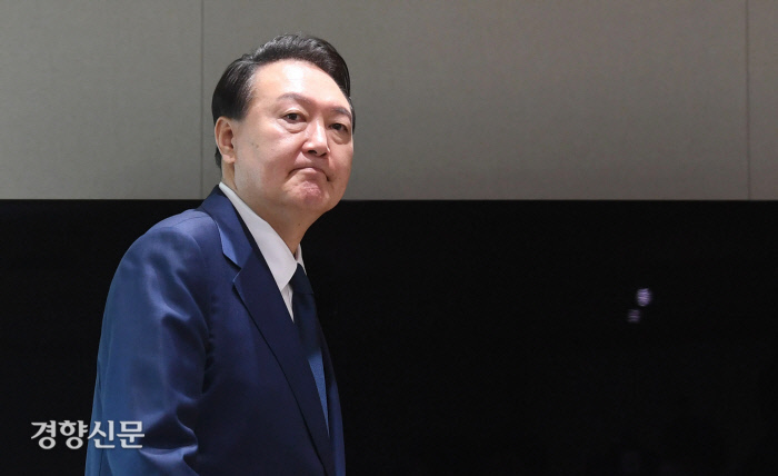  스스로 내건 공정·상식·법치 첫 사면부터 다 무너졌다