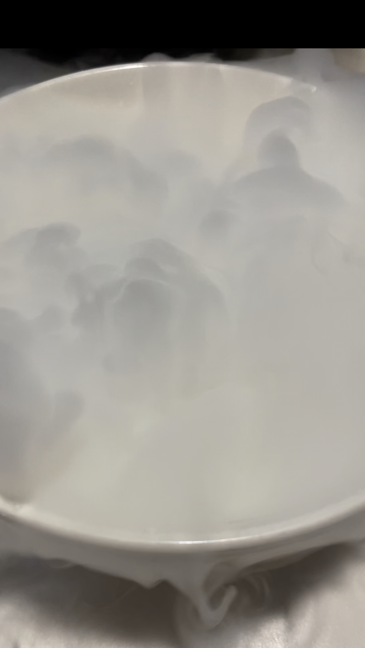 하얀 연기가 자욱한 드라이아이스 기화 장면