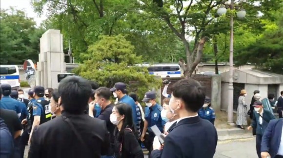 서울시청 앞 박원순 분향소 앞 성창경TV서울대병원 장례식장 주차장에 마련된 강용석·김용호·김세석·김용호·양평의 집. 유튜브 ON. 2020년 7월 11일 2시 30분 117