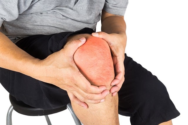 이것은 무릎 통증을 느끼는 한 남성이 무릎을 잡고 있는 사진입니다.