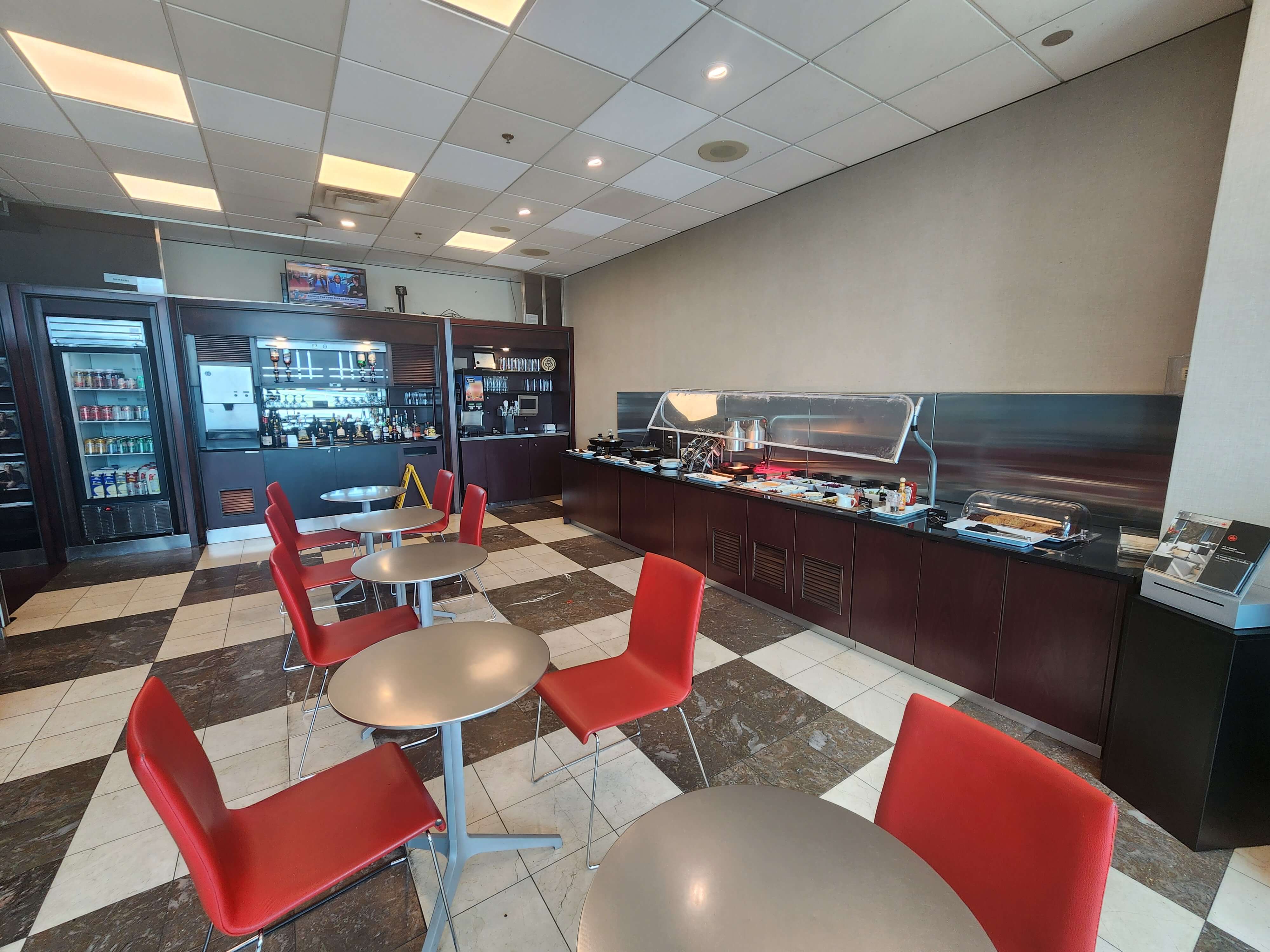 할리팩스공항 Maple Leaf Lounge 내부-2
