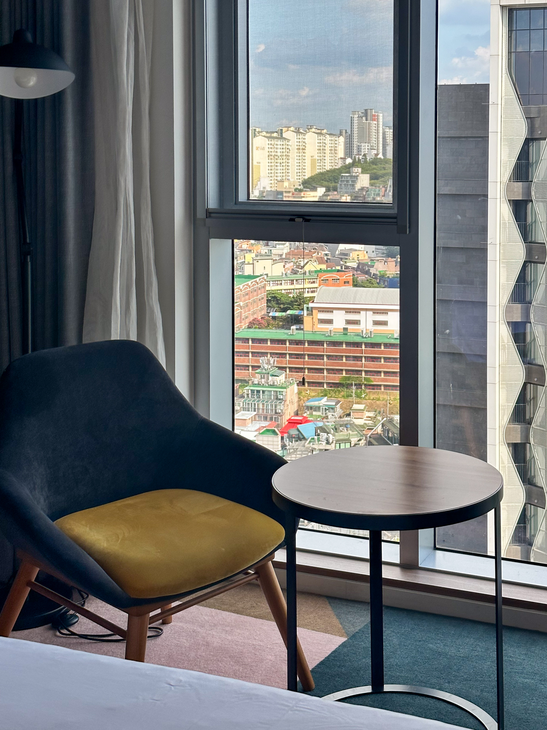 L7 홍대 호텔 20층 객실 테이블 및 의자