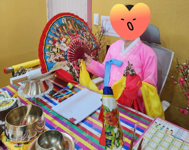 부채 들고 있는 보살님