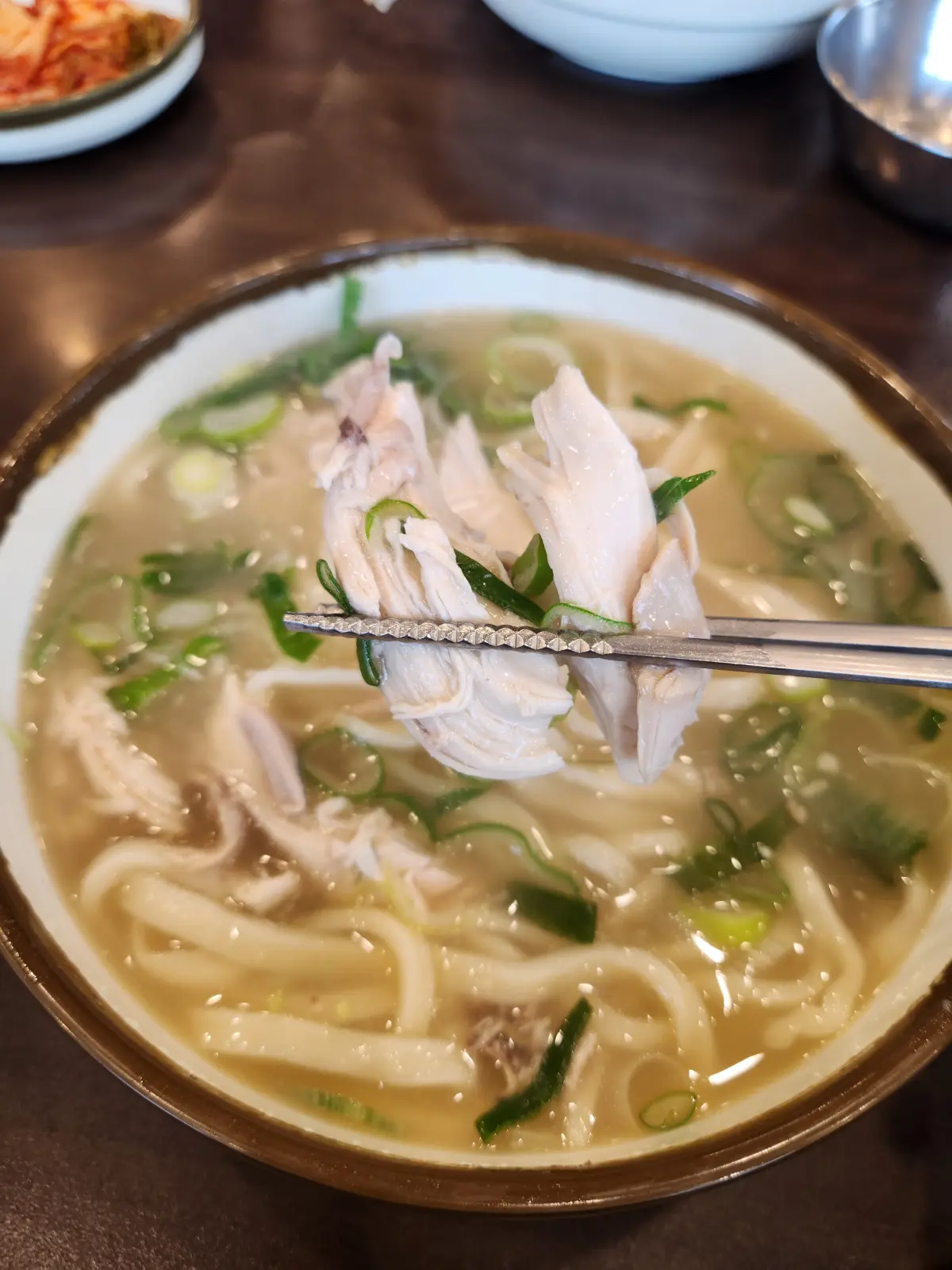 일산-대표-맛집-줄서서-먹는-일산칼국수-본점-닭칼국수-안-큼지막한-닭-살코기