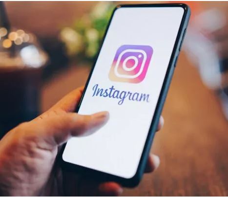 모바일폰에-인스타그램-실행하는-사진