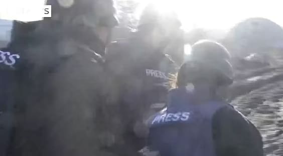 미 기자들, 방송 중에 러시아 암살단에 피격받는 급박한 모습 WATCH: Sky News reporters ambushed near Kyiv, injuring one of them