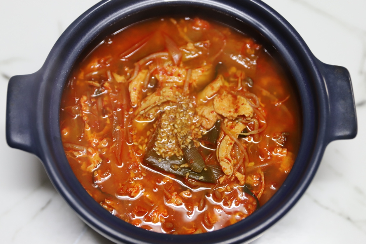 완성된 닭개장을 뚝배기에 담아낸 모습