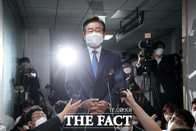  "정치보복 시작" 이재명 보란듯..경찰, '백현동 개발 의혹' 성남시청 압수수색(종합)