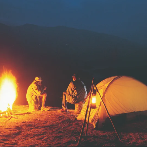 밤하늘-캠핑-텐트-램프-모닥불-앉아있는 남자2명