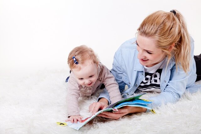 엄마와 책을 읽는 아기