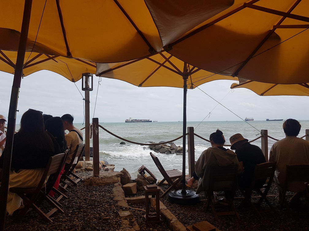 붕따우 관광 분위기 좋은 해변가 카페 NaLi Beach - 바다뷰