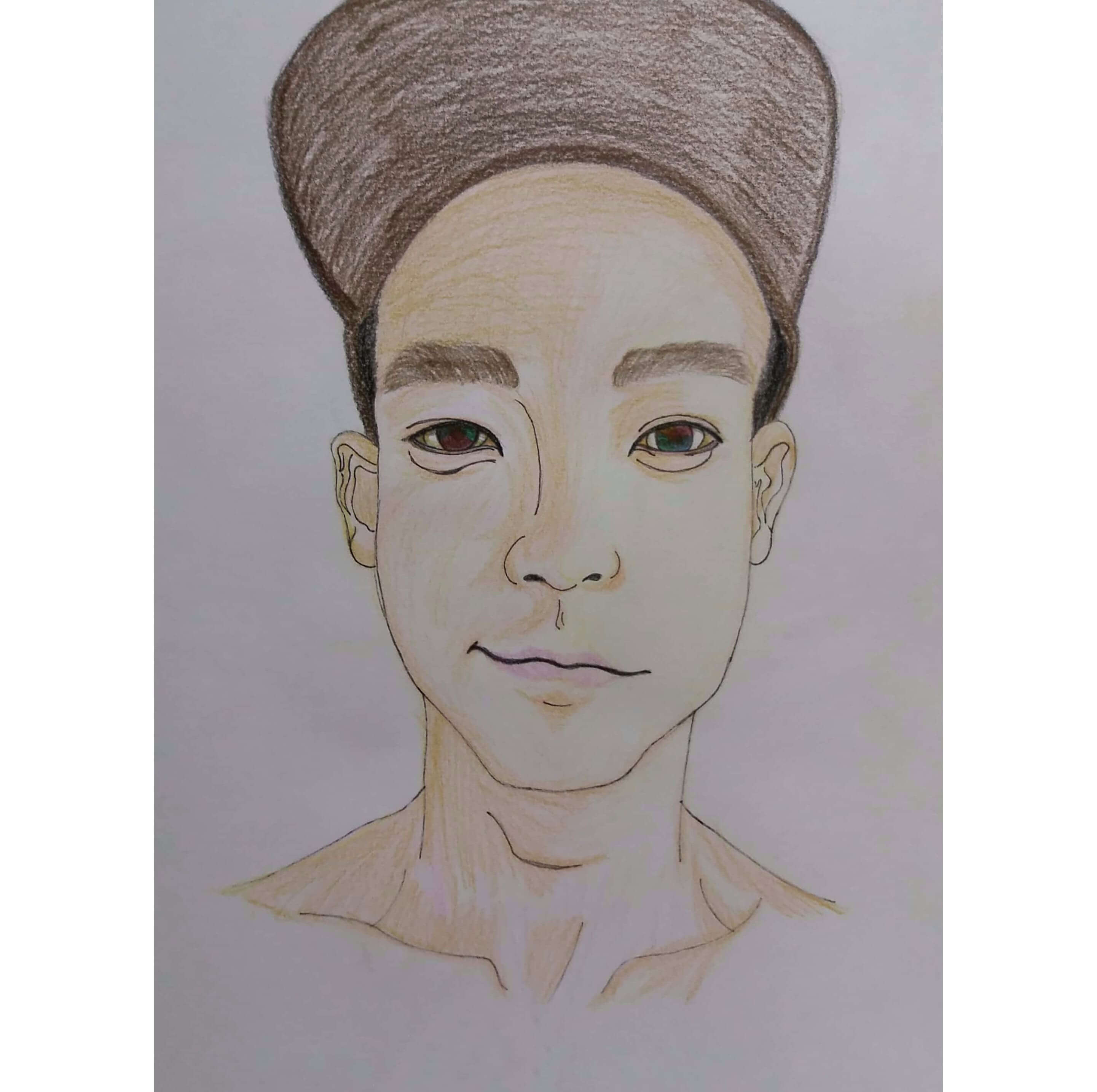  야외에서 모자를 착용한 얼굴의 남성