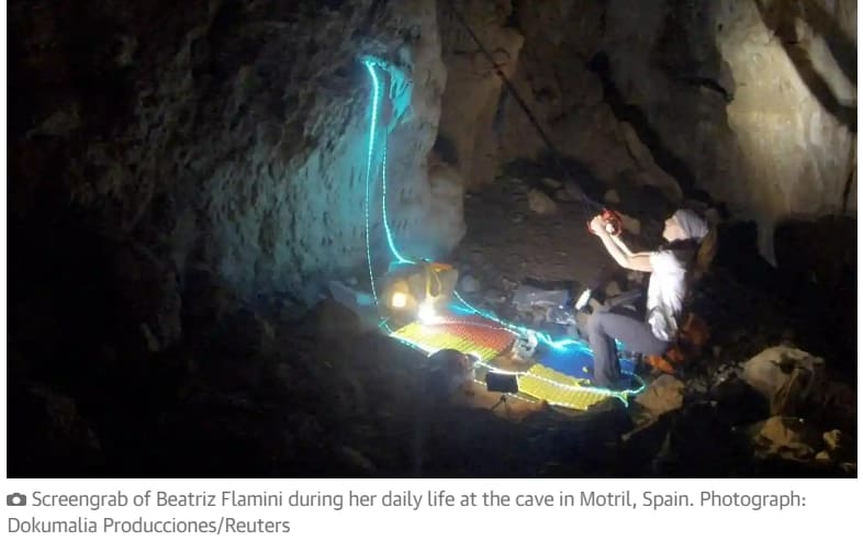 500일 동안 동굴에서 자신을 시험한 스페인 여성...&quot;세계 기록&quot; VIDEO: Spanish woman emerges after spending 500 days living alone in cave