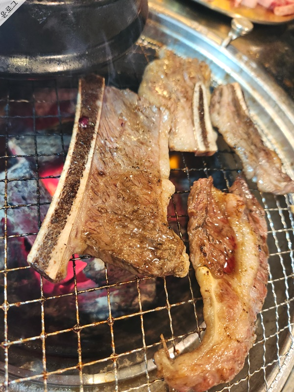 마장동 고기집(부산 범어사점) 우대갈비 굽는 모습