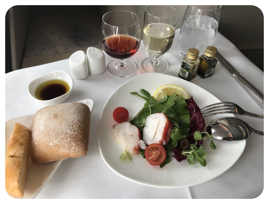 아시아나항공 비즈니스석 기내식 샐러드와 와인 빵을 찍은 사진