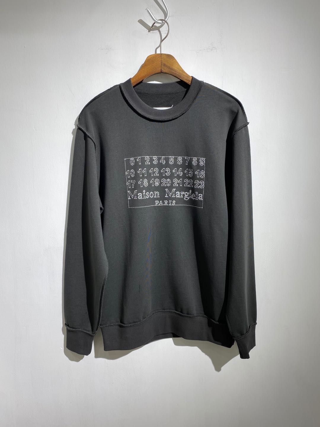  [MAISON MARGIELA] 메종 마르지엘라 넘버 로고 엠브로이더리 스웨트 셔츠 맨투맨 티셔츠