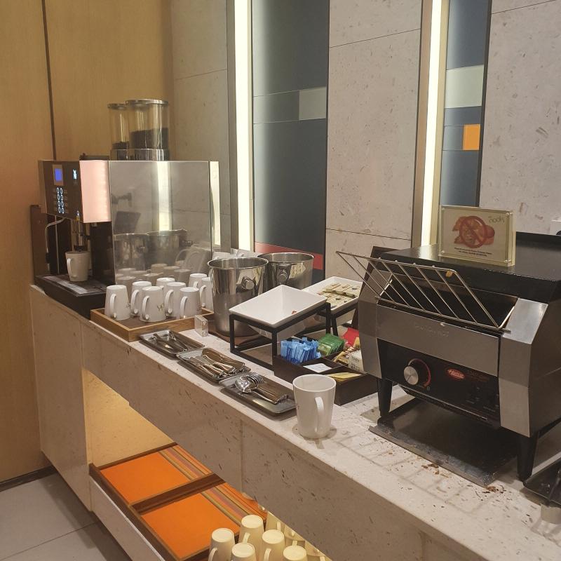 명동 알로프트 호텔 조식 : 커피와 빵이 제공되고 있다. 