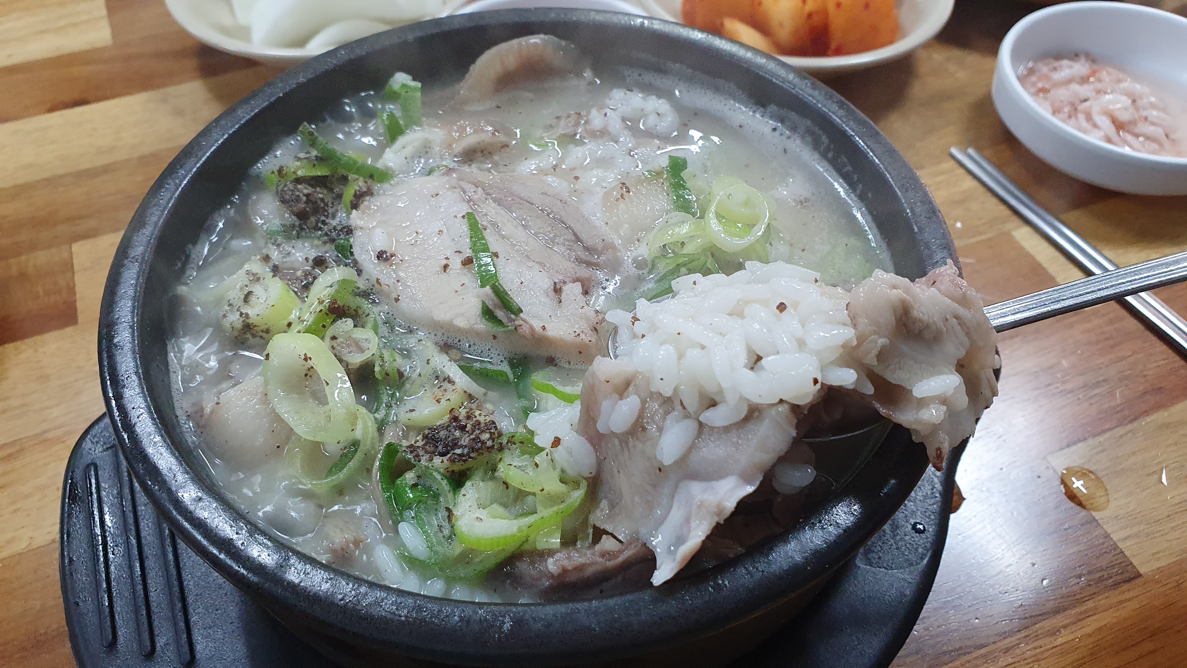 종각-전주집-돼지국밥-고기