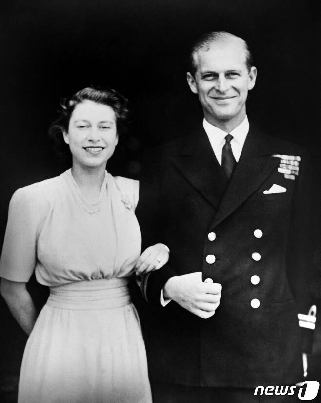 엘리자베스 2세 영국 여왕이 1947년 7월 11일 에든버러 공작 필립과 런던 버킹엄 궁전에서 찍은 약혼 기념 사진.