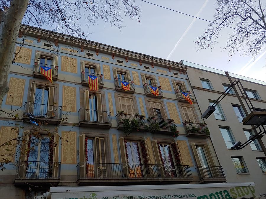 바르셀로나에서 흔하게 볼 수 있는 까탈루냐 국기