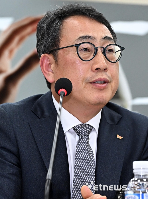 국회 과학기술정보방송통신위원회 방송통신분야 청문회가 30일 서울 여의도 국회에서 열렸다. 유영상 SK텔레콤 대표이사가 질의에 답변하고 있다.