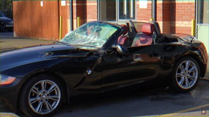 BMW 위에 올라탄 영국 탱크...하지만 멀쩡! VIDEO:Tank Climbs on Top of a Small 15-Year-Old Roadster; the Car Shakes It Off and Drives Away