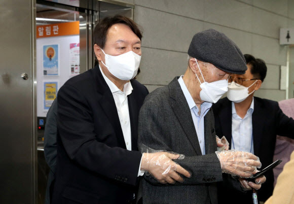  尹대통령, 부친 집무실 초대해 만찬..김건희 여사 동석