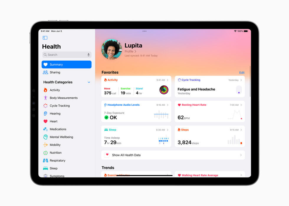 iPad의 건강 앱은 넓은 디스플레이를 활용하도록 설계되어 사용자가 새로운 방식으로 건강 데이터를 확인할 수 있도록 해줍니다.