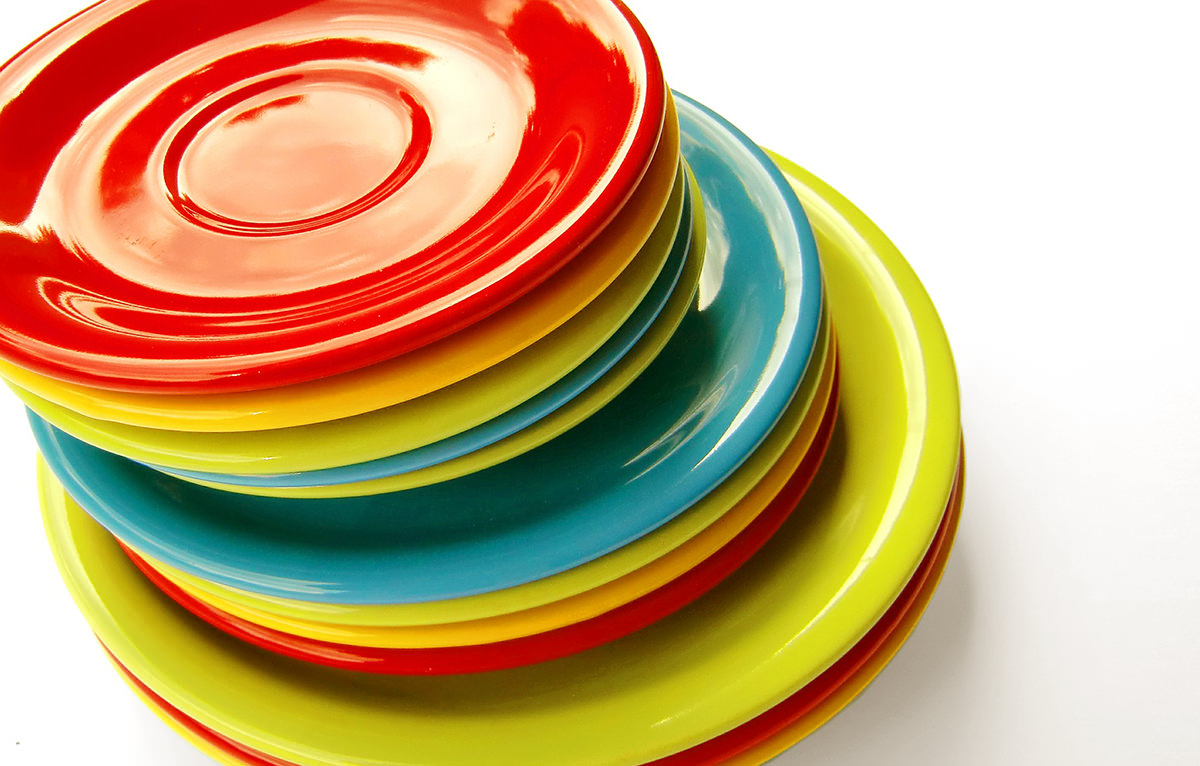 색색깔의 접시가 쌓여있는 모습