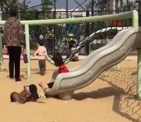  [짤] 평소에 마음 안드는 친구가 뒤에 있을 때