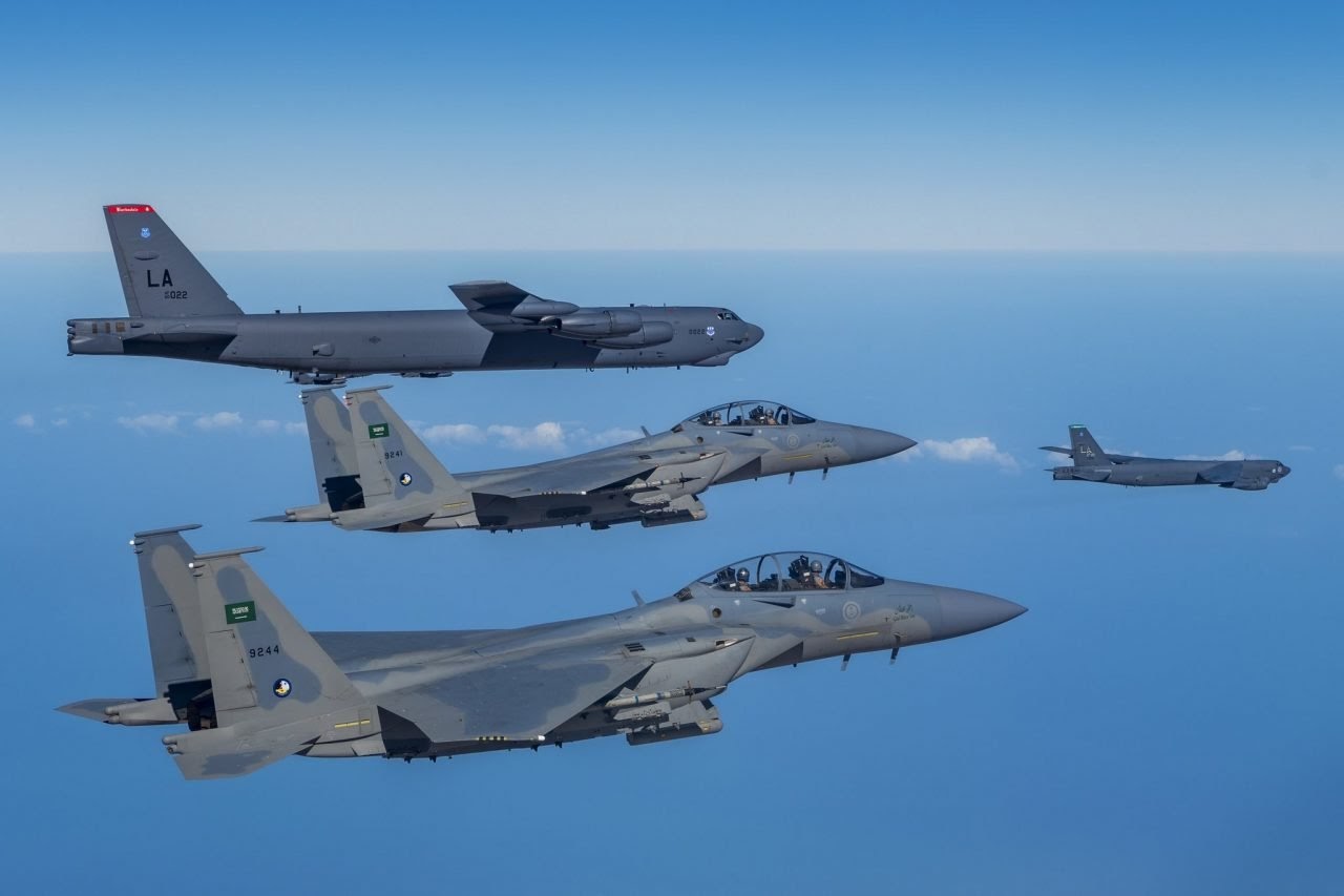 두 대의 미국 B-52가 두 대의 F-15SA의 호위를 받으며 사우디아라비아 영공을 지나고 있다.