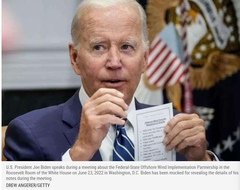 [이상한 나라가 된 미국] 충격! 바이든&#44; 지시사항 적힌 커닝 페이퍼 받아 대톨령직 수행...정신적 건강 수면 위로 VIDEO: Joe Biden Notecard Detailing Instructions For President Revealed