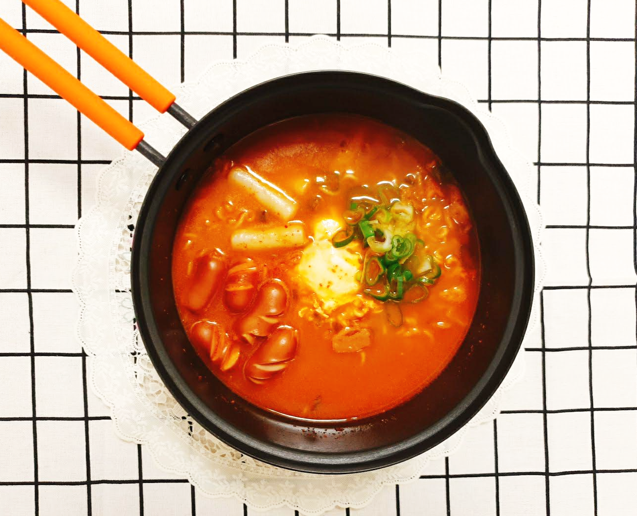  농심 보글보글 부대찌개 라면 사골육수의 꿀조합 소세지, 떡, 계란 넣고 맛있게 끓이기