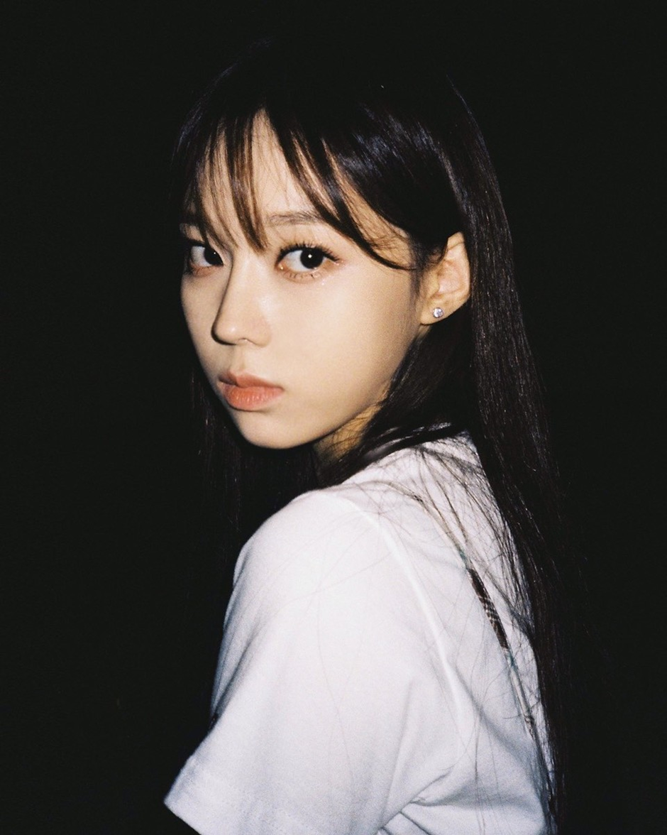 확신의 흑발파 팬들 마저 돌릴거 같은 이번에 금발 생머리 진짜 찰떡으로 소화한 아이돌 | 인스티즈