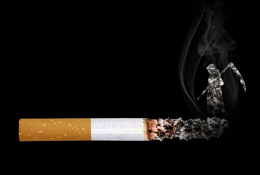검은 바탕에 반쯤 태운 담배를 1개피 놓아두고 찍은 사진인데&#44; 담배 연기로 죽음의 사신을 형상화해 놓은 사진