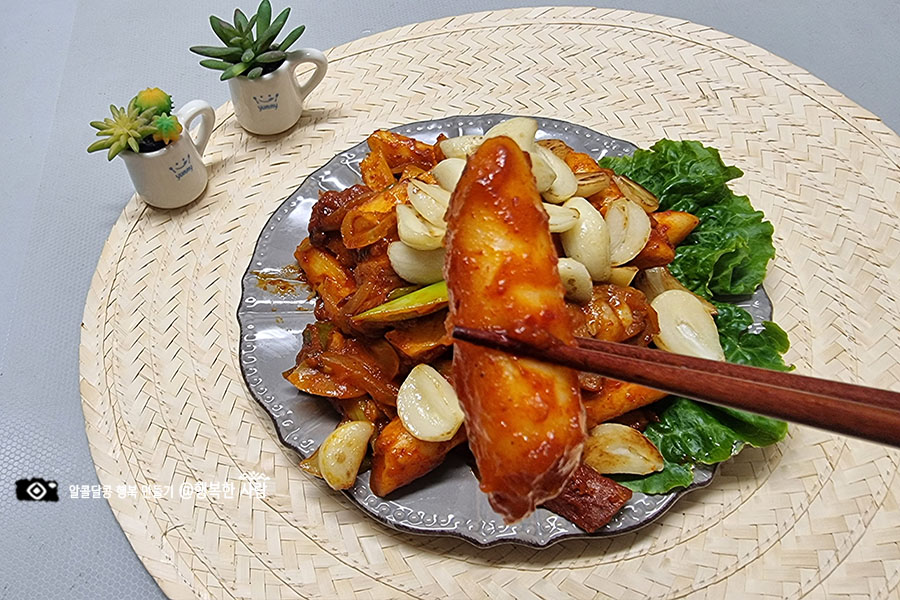 세 가지를 한꺼번에 맛보는 삼겹, 푸살볶음, 고추장삼겹살, 고구마 떡, 고기 9