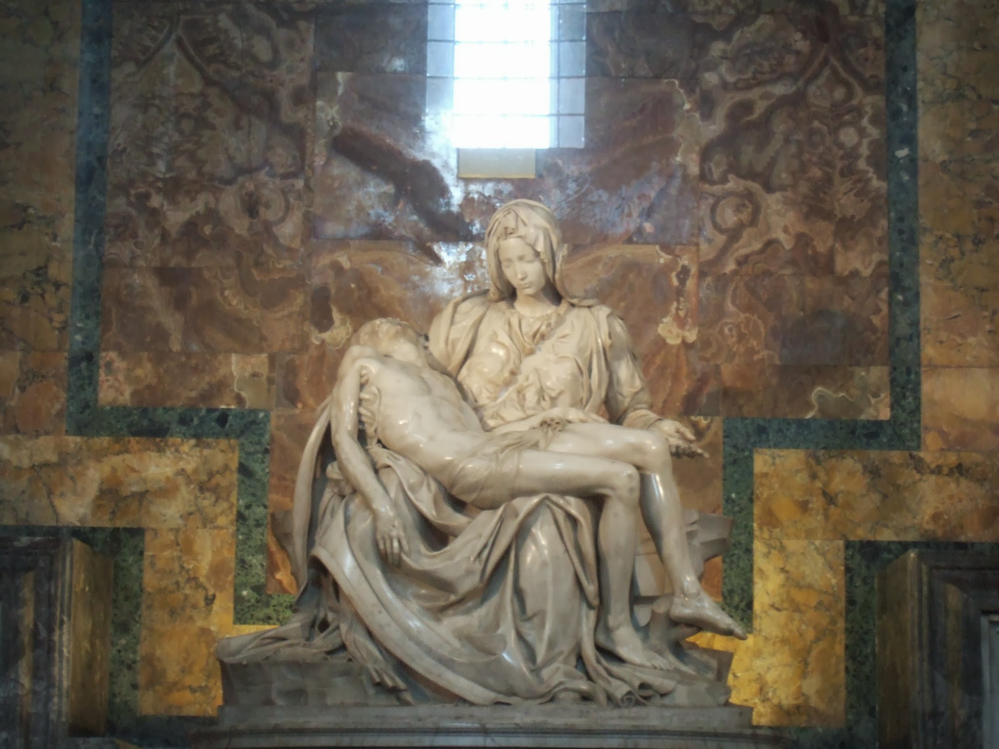 미켈란젤로의 피에타 조각상 모습