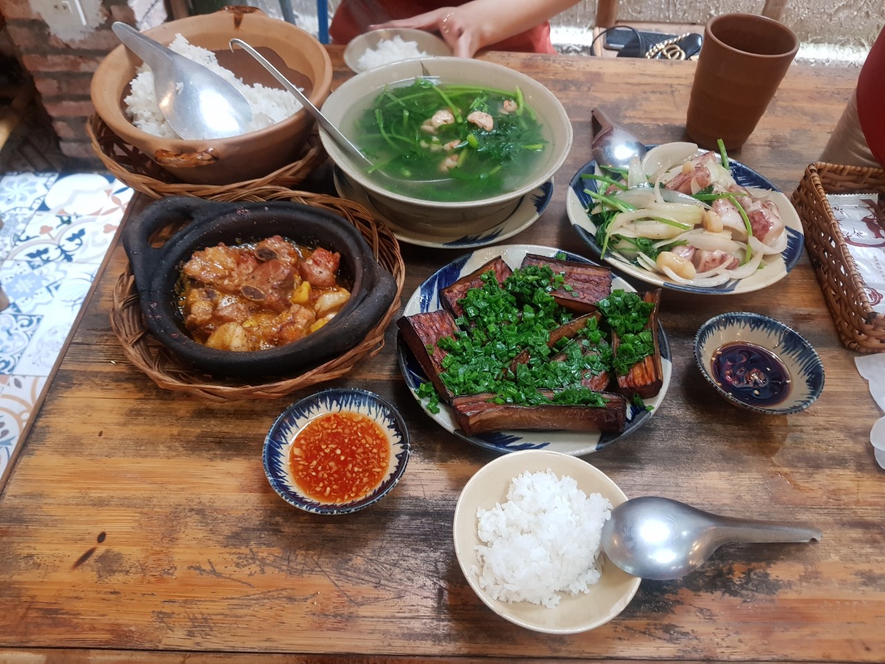 호치민 3군 로컬 맛집 Cơm Qu&ecirc; Mười Kh&oacute; 점심식사