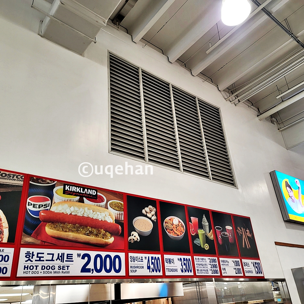 코스트코 의정부점 메뉴판 사진이다. 핫도그세트 2000원&amp;#44; 양송이스프 4500원&amp;#44; 떡볶이 3500원&amp;#44; 돈시몽 자몽주스 2000원&amp;#44; 키위&amp;케일스무디 3900원&amp;#44; 밀크 소프트 아이스크림 3000원&amp;#44; 아메리카노 1000원&amp;#44; 라떼 2000원&amp;#44; 츄리스 1500원 이다.