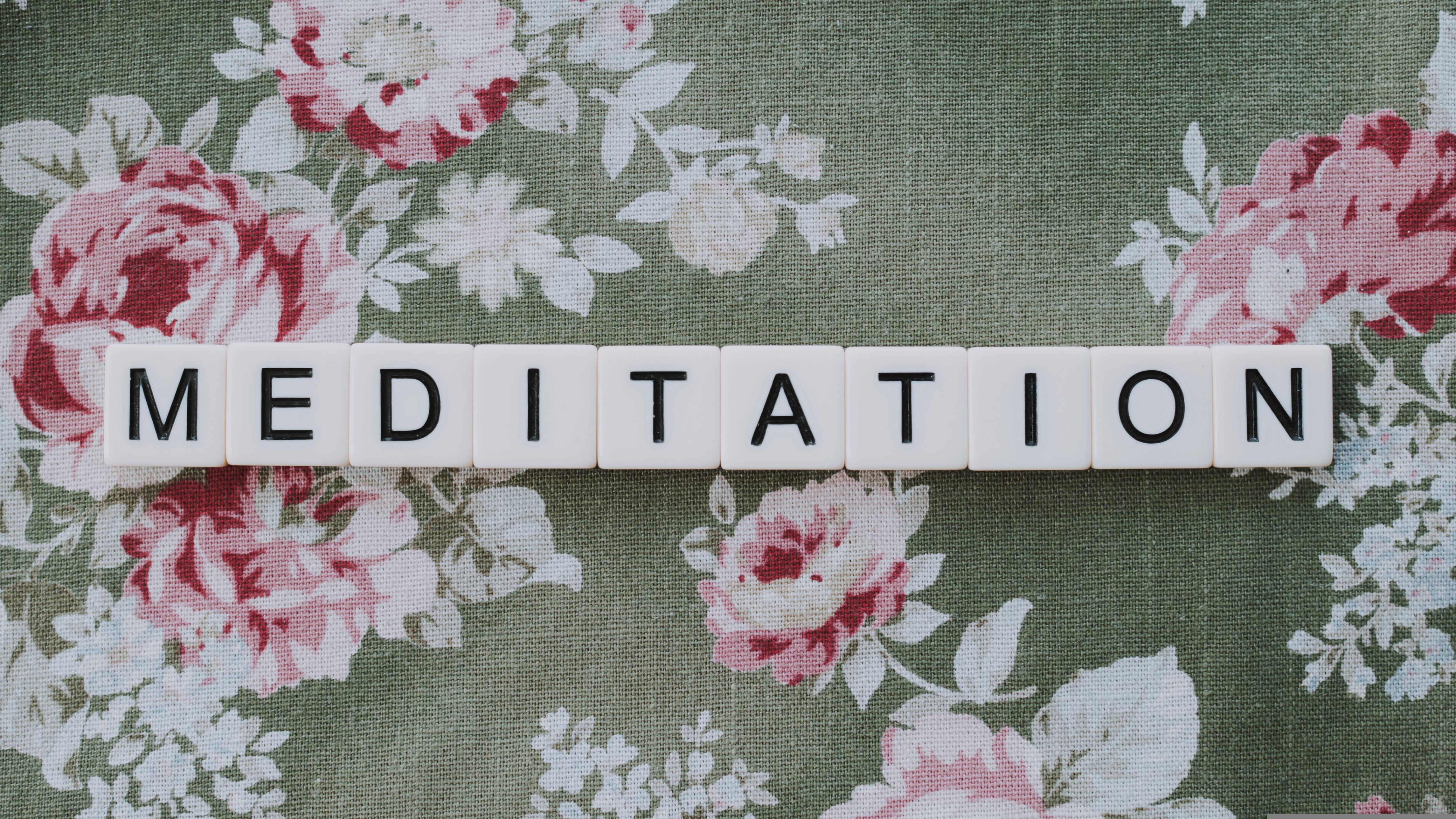 테이블 위에 meditation이라는 블럭이 놓여저 있는 사진